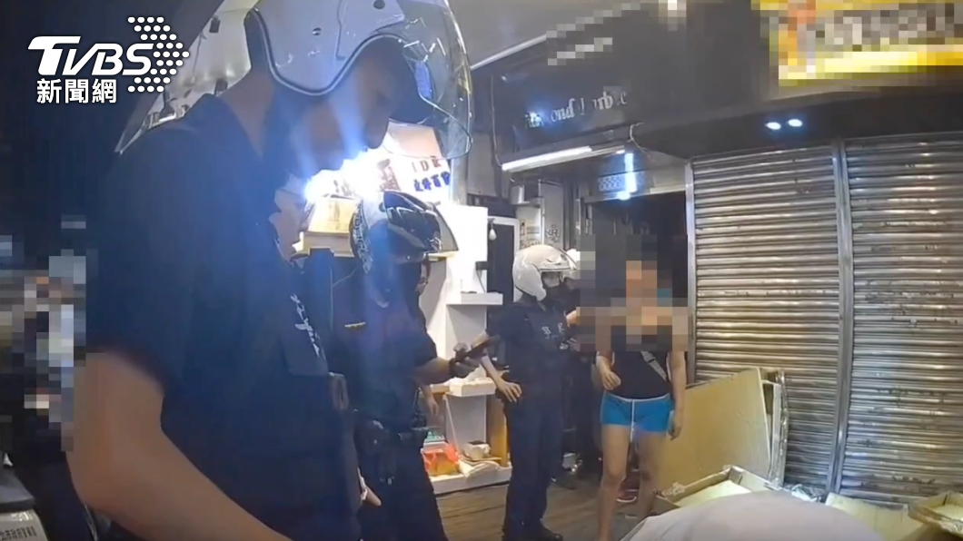 警方獲報趕抵後立即制止黃男行為。(圖/TVBS)