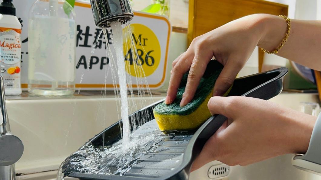 避免使用菜瓜布等容易刮傷盤面的清潔工具。(圖/486提供)