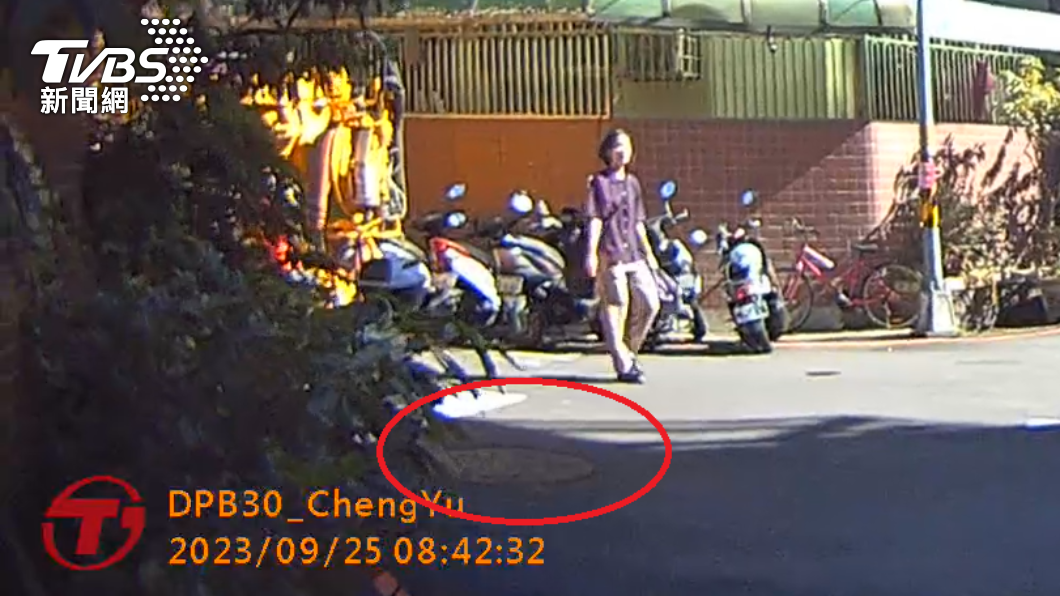 丁姓女子因走路低頭滑手機墜入涵洞中。(圖/TVBS)