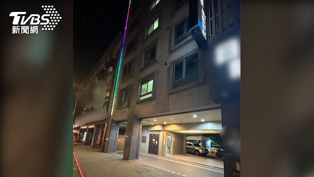 張男為了逃避臨檢，躲在窗外卻不慎掉落至1樓。（圖／TVBS）