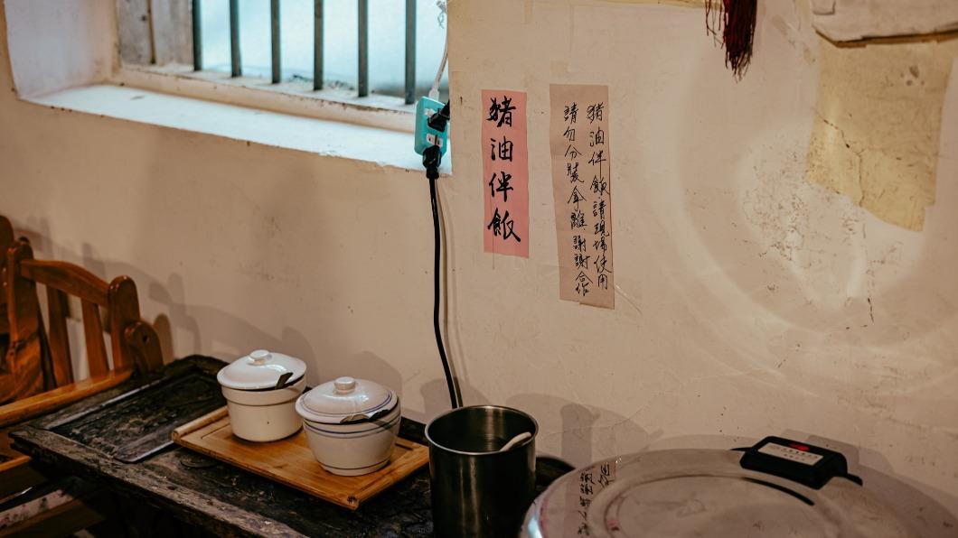 店裡免費提供豬油拌飯。(圖/黑皮的旅遊筆記提供)