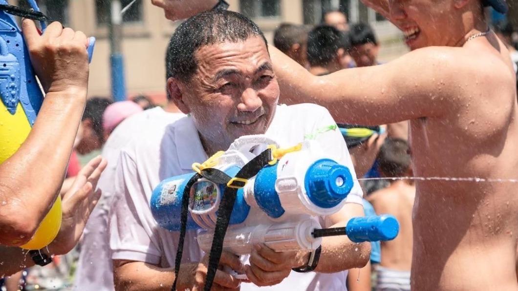 侯友宜請假拚大選喊捐薪水 綠酸:大群館年收1500萬也捐嗎