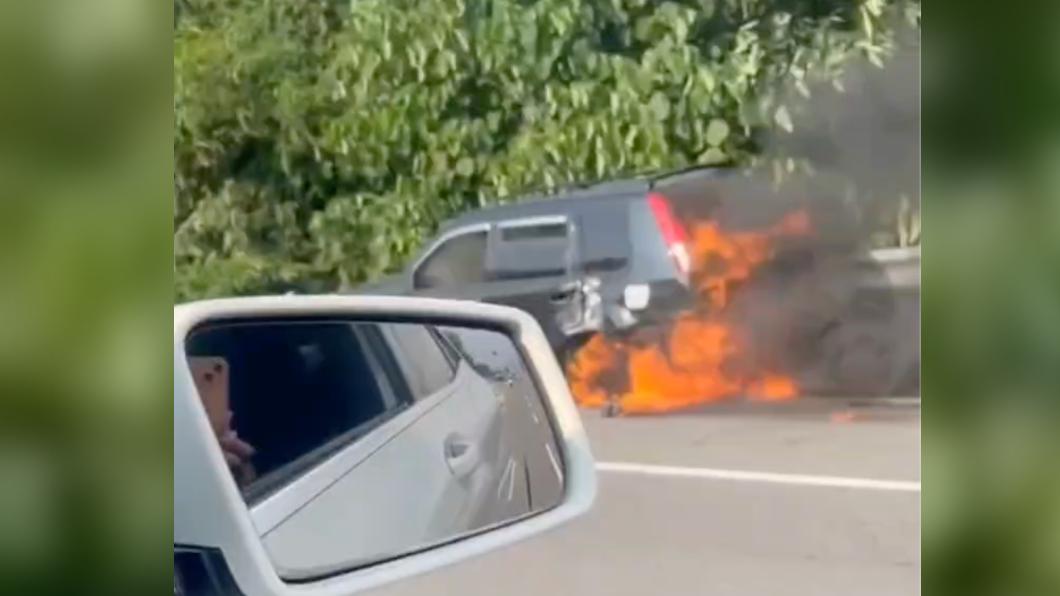 不知車子爆胎!駕駛繼續開變「火燒車」 路人嚇壞狂叭提醒