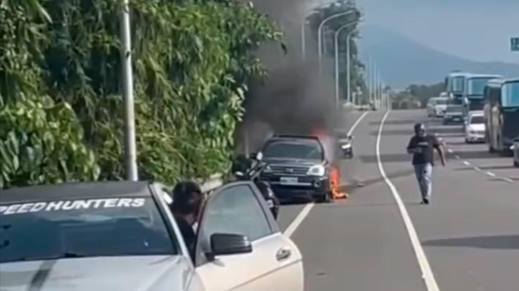 駕駛渾然不知車子起火。(圖/翻攝自社會事新聞影音)