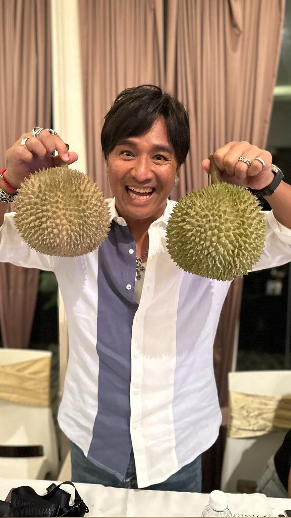 尤秋興在演唱會後終於能大啖榴槤,讓他笑得合不攏嘴。(圖/華研國際提供)
