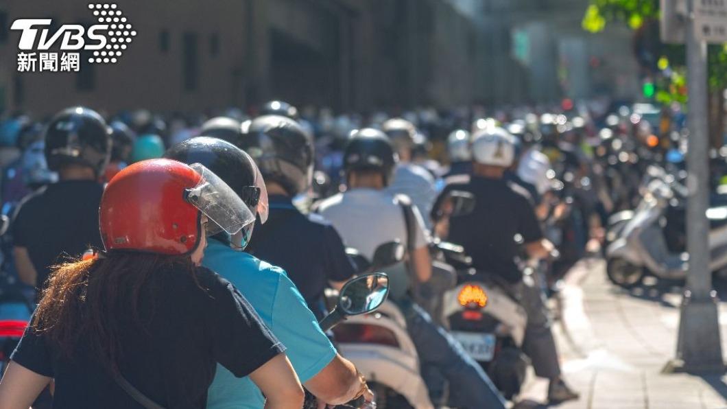 嘉義某學生因為騎YouBike未戴安全帽而遭員警攔停。（示意圖，非當事人／shutterstock達志影像）