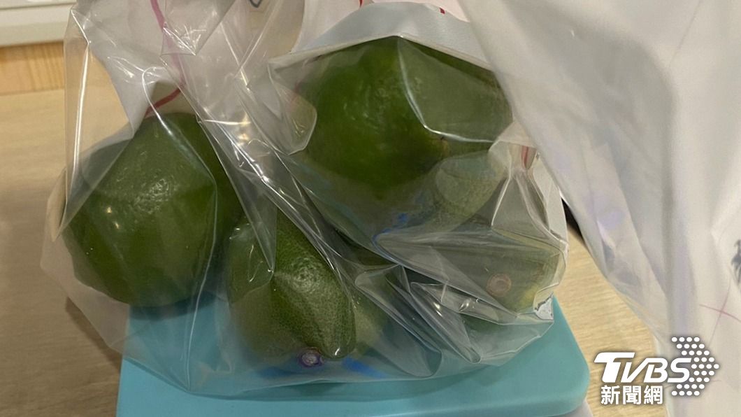手搖飲大苑子的檸檬,也檢驗出殺蟲劑。(圖/台北市衛生局提供)