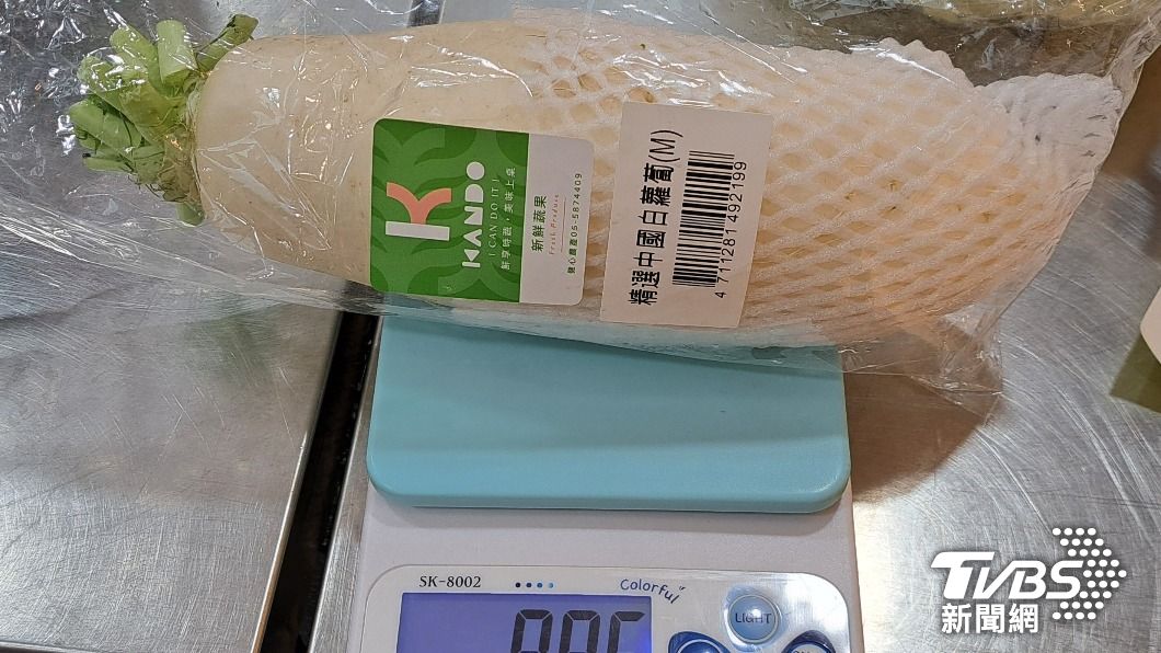 超市所賣的白蘿蔔驗出殺蟲劑。(圖/台北市衛生局提供)