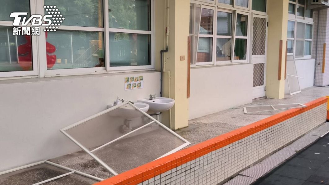 有片/距離僅百公尺!屏東工廠爆炸波及小學 校長:當下就覺得不妙