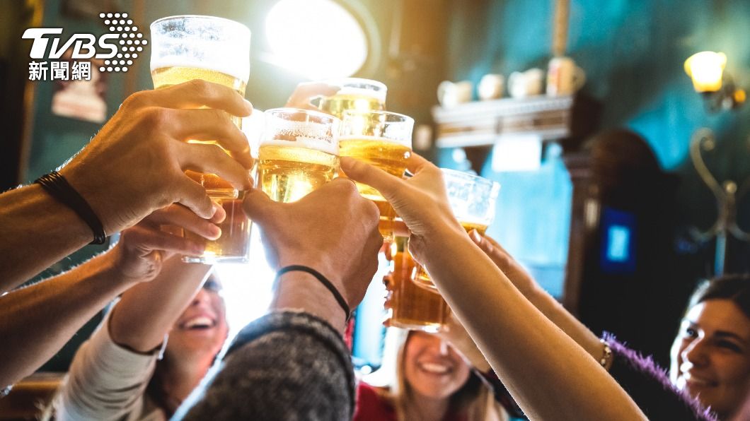 姊弟獨遊德國紅燈區！慘遭坑「18倍酒錢」　1習慣神救援