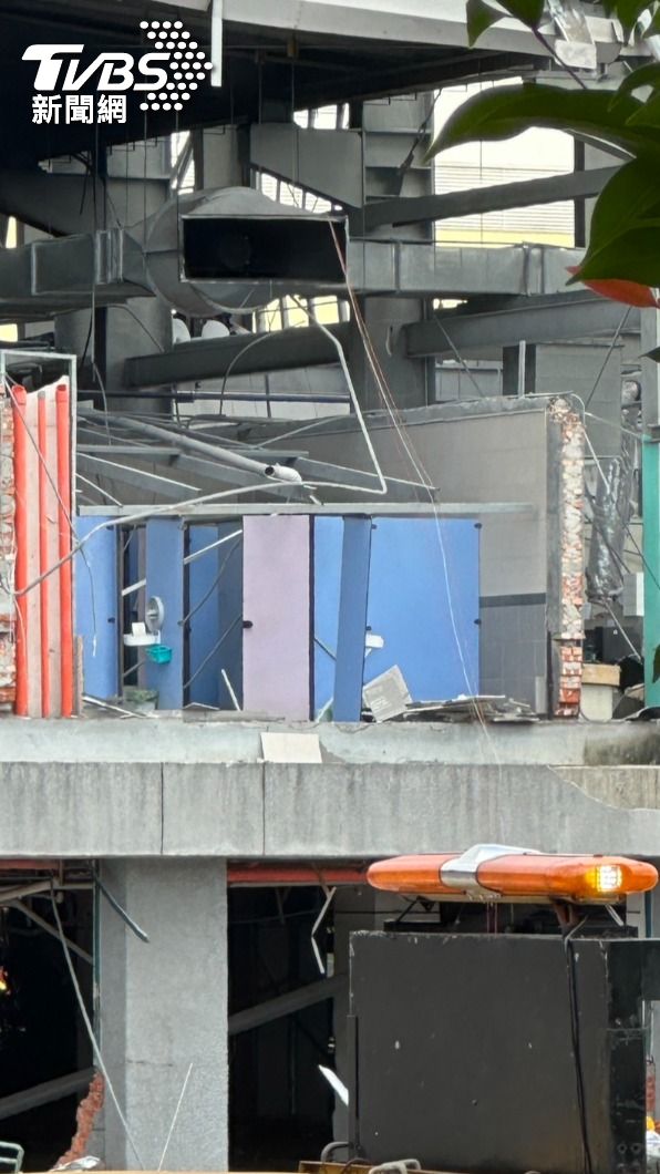 廁所也因爆炸,門板被震歪。(圖/蘇憶歡攝)