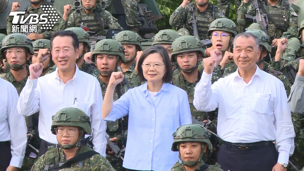 總統蔡英文視察國軍部隊。（圖／TVBS）