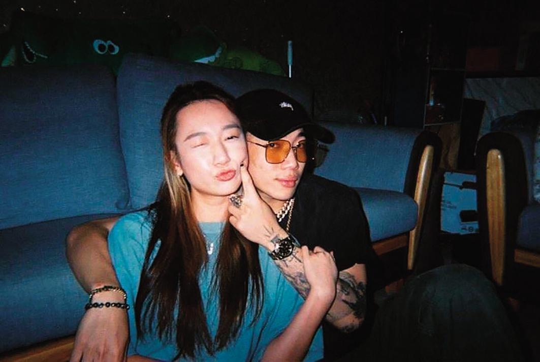 ØZI(右)與吳卓源(左)曾親暱貼臉合照,男方還用手戳女方臉頰,吳卓源回以可愛嘟嘴。(圖/翻攝自ØZI IG)