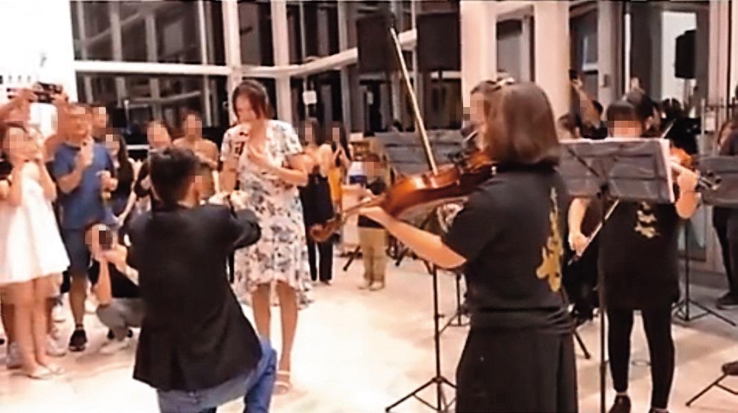男友「小人物」祕籌求婚儀式,李妍瑾驚喜到落淚。(圖/翻攝自李妍瑾IG)