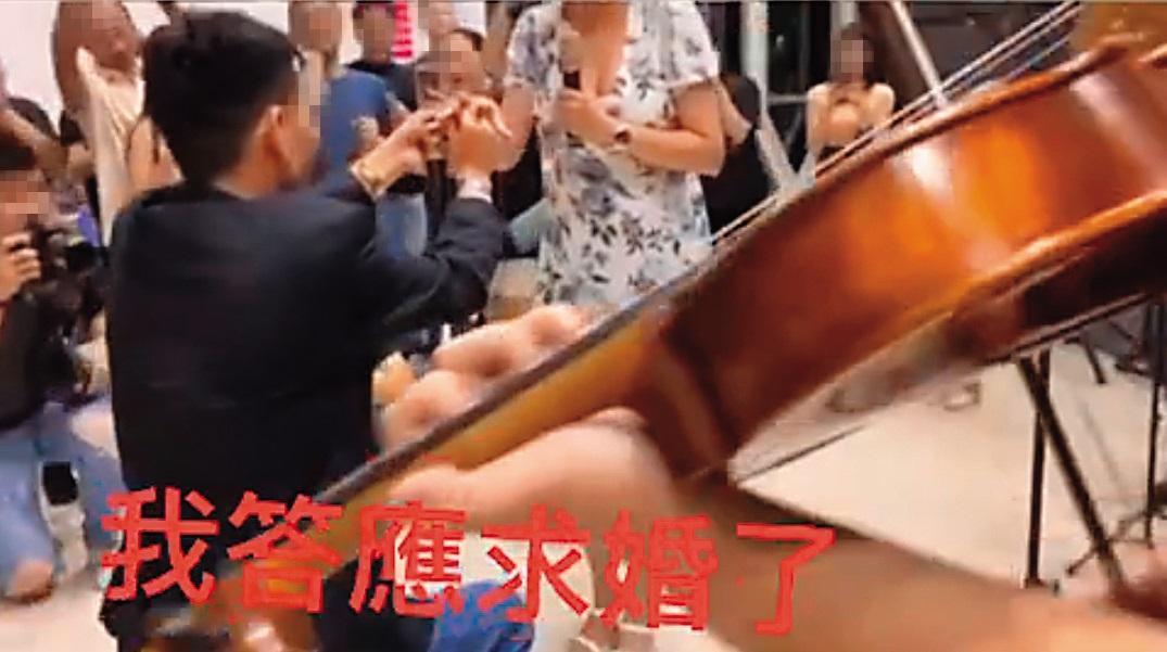 男友拿著兩克拉鑽戒,單膝下跪向李妍瑾求婚成功。(圖/翻攝自李妍瑾IG)
