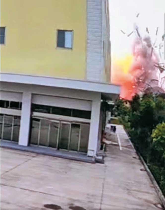 民眾拍下明揚廠房爆炸駭人瞬間,同時間亦有4名消防員不幸殉職。(圖/翻攝自鄭榮貴臉書)