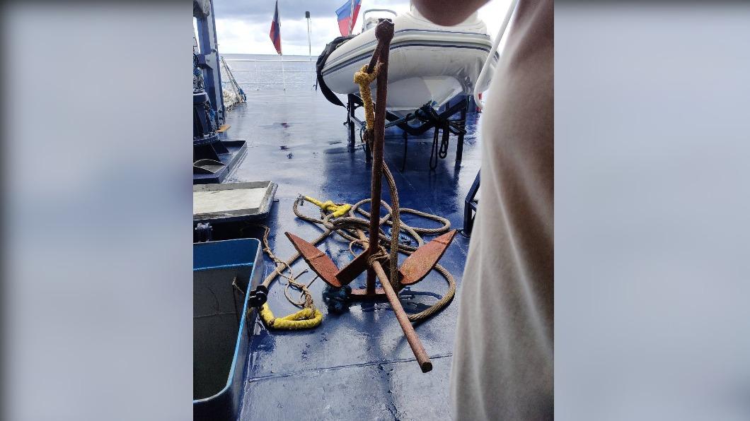 菲律賓總統小馬可仕下令拆除中國海警在黃岩島設下的漂浮屏障。(圖/翻攝自@jaytaryela推特)
