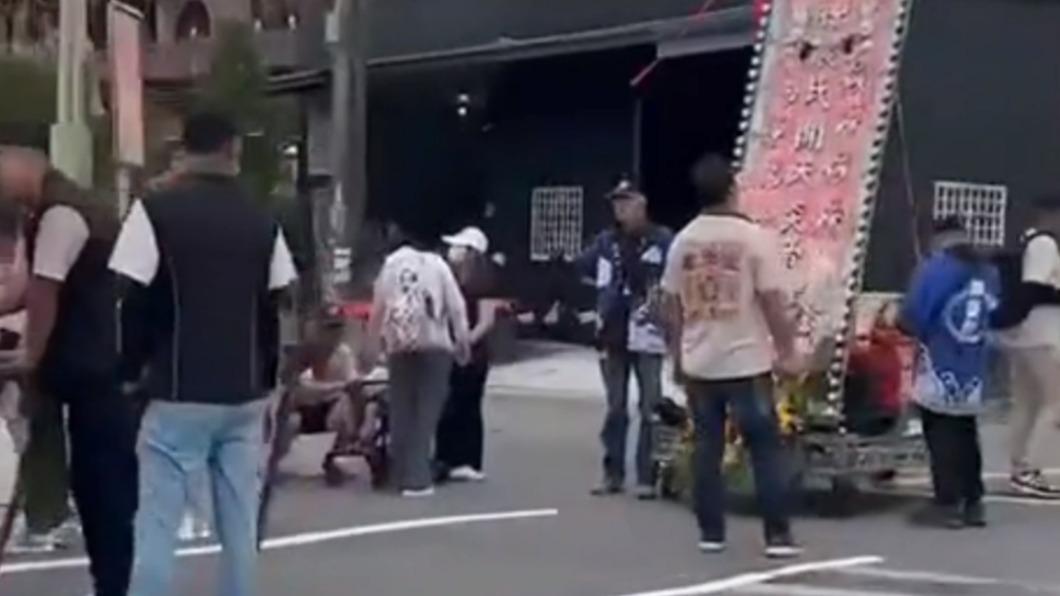 車禍當下陣頭人員趕緊上前幫忙。(圖/翻攝抖音tsaiwei3)