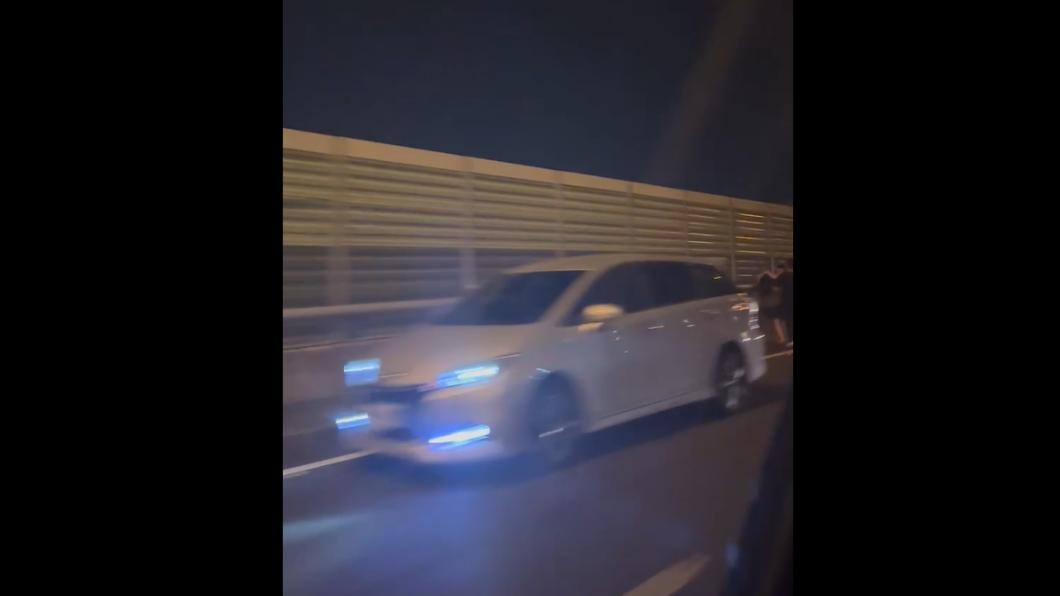 警方對汽車停於快速道路上開罰。(圖/翻攝網路)