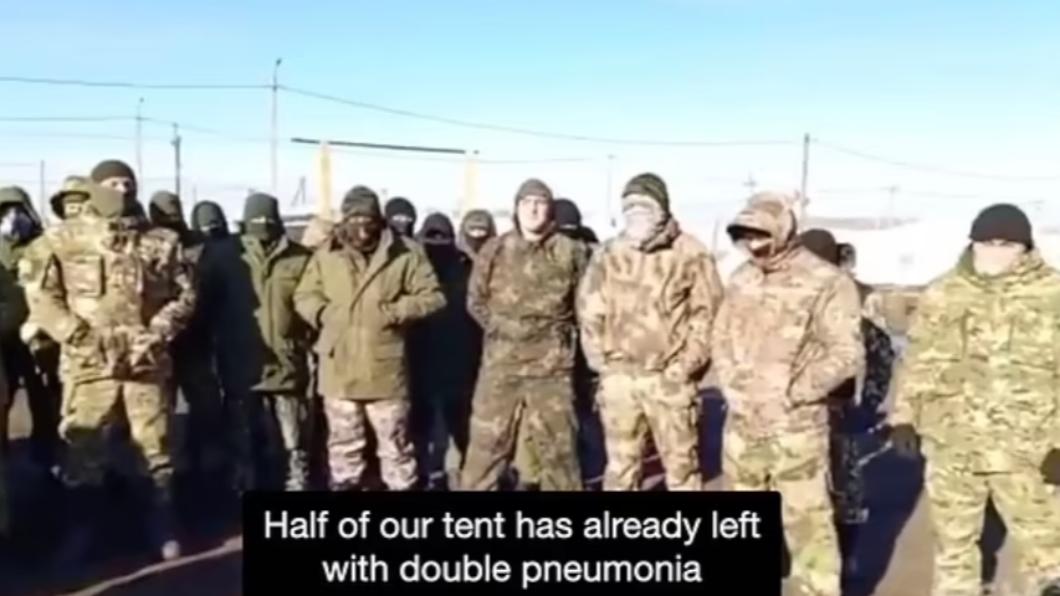 俄軍屢被爆出新兵只拿劣質裝備和有限彈藥。(圖/翻攝自《每日郵報》)
