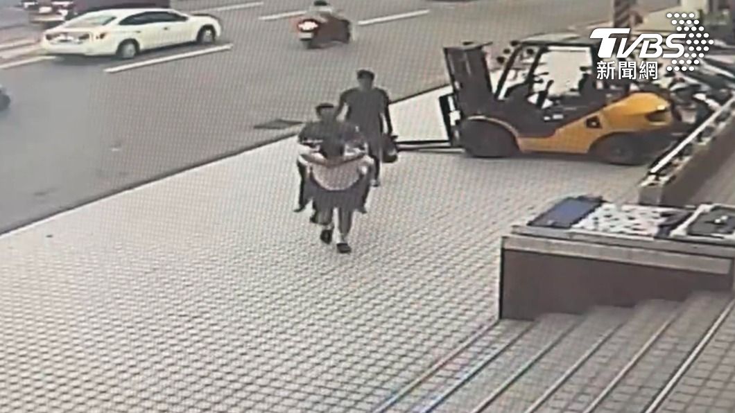 八旬嬤體力不支 休假員警背嬤走1公里回派出所