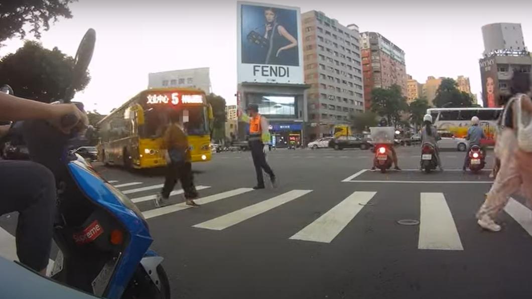 一旁民眾看了膽戰心驚。(圖/翻攝WoWtchout - 地圖型行車影像分享平台)