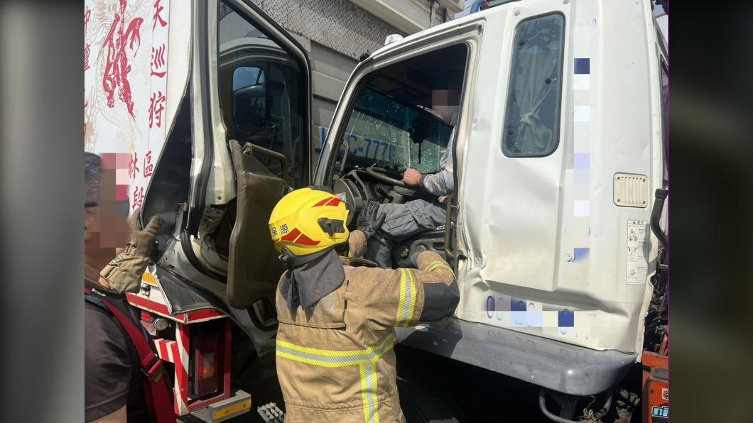 快訊／台南麻豆大貨車追撞「駕駛受困」警消油壓剪破門救人