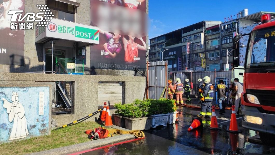 輔仁大學校門「木棧道施工」引發火警 黑煙竄天瀰漫街道