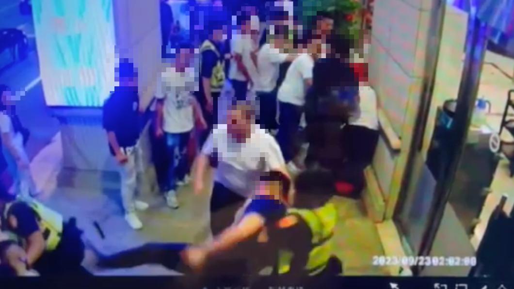 新竹KTV前大亂鬥!多人圍毆酒醉男 還趁亂踹警察屁股