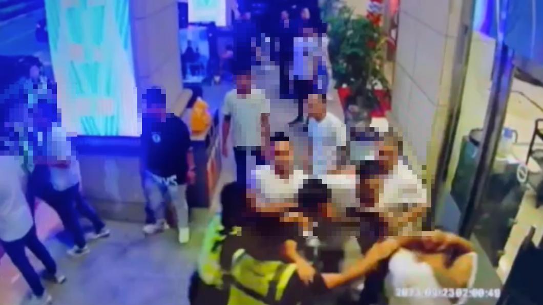 警方獲報到場滋事民眾仍未收手。(圖/翻攝自爆料公社)