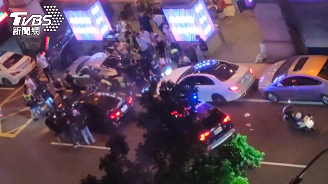 某KTV大門口發生街頭暴力事件。(圖/TVBS)