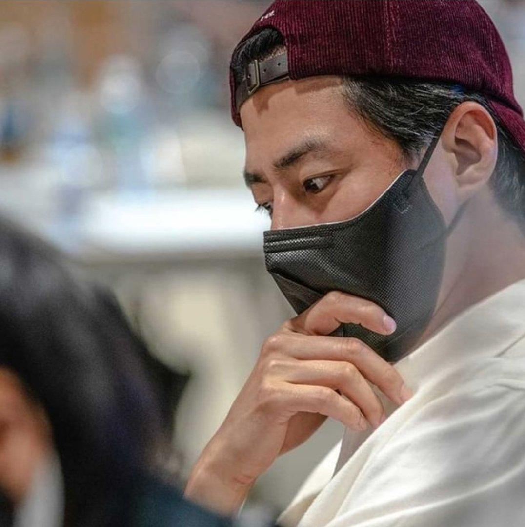 趙寅成曾吐露現在都靠染頭髮遮白毛。(圖/翻攝自Theqoo)