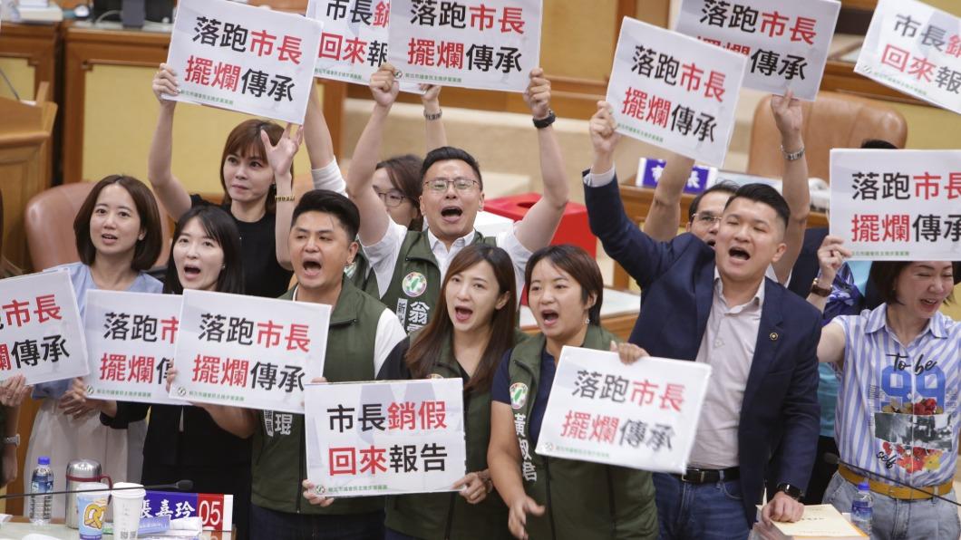 民進黨團今提案要求新北市長侯友宜銷假上班，到議會接受監督。（圖／取自陳乃瑜臉書）