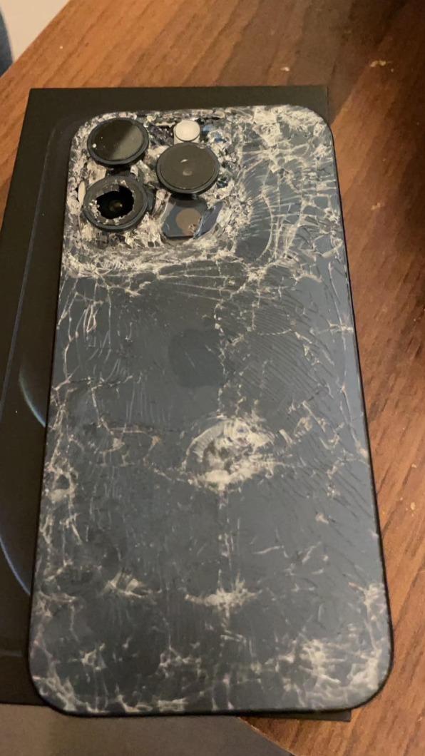 原PO的手機從機車手機架噴飛,整個螢幕與背殼都碎成蜘蛛網狀。(圖/翻攝自「爆廢公社公開版」臉書)