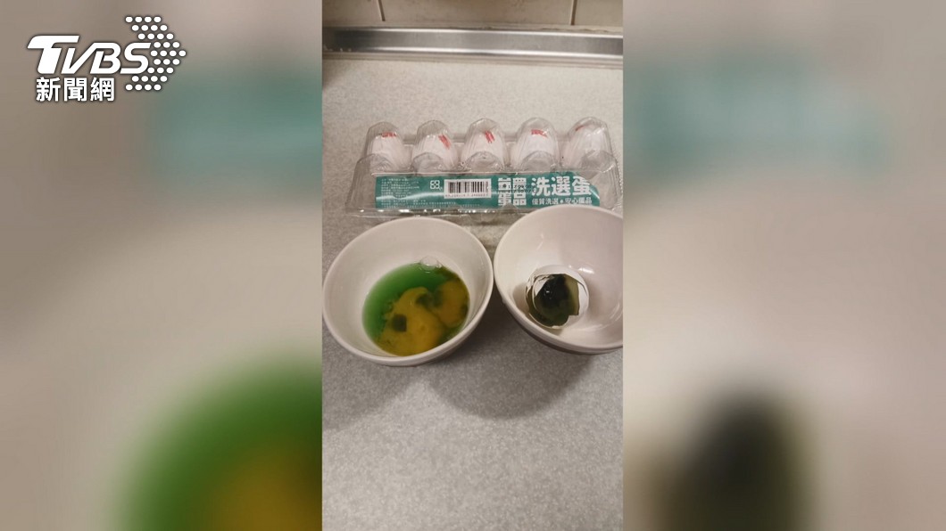 網傳有民眾買到綠黑蛋。（圖／民眾提供）