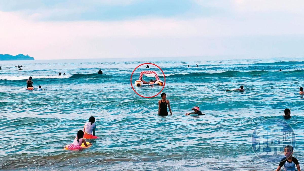 小達一家乘坐浮具（紅圈處）遊玩，一旁還有許多戲水民眾，沒多久卻發生意外。（圖／鏡週刊）