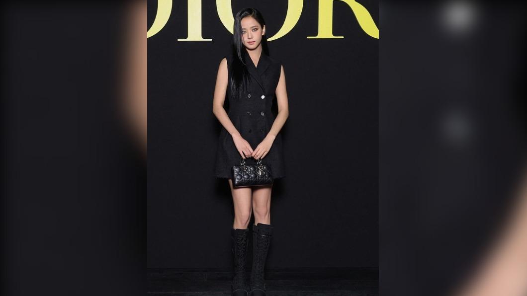 Jisoo穿的衣服是DIOR特別訂製款。(圖/翻攝自@dior IG)