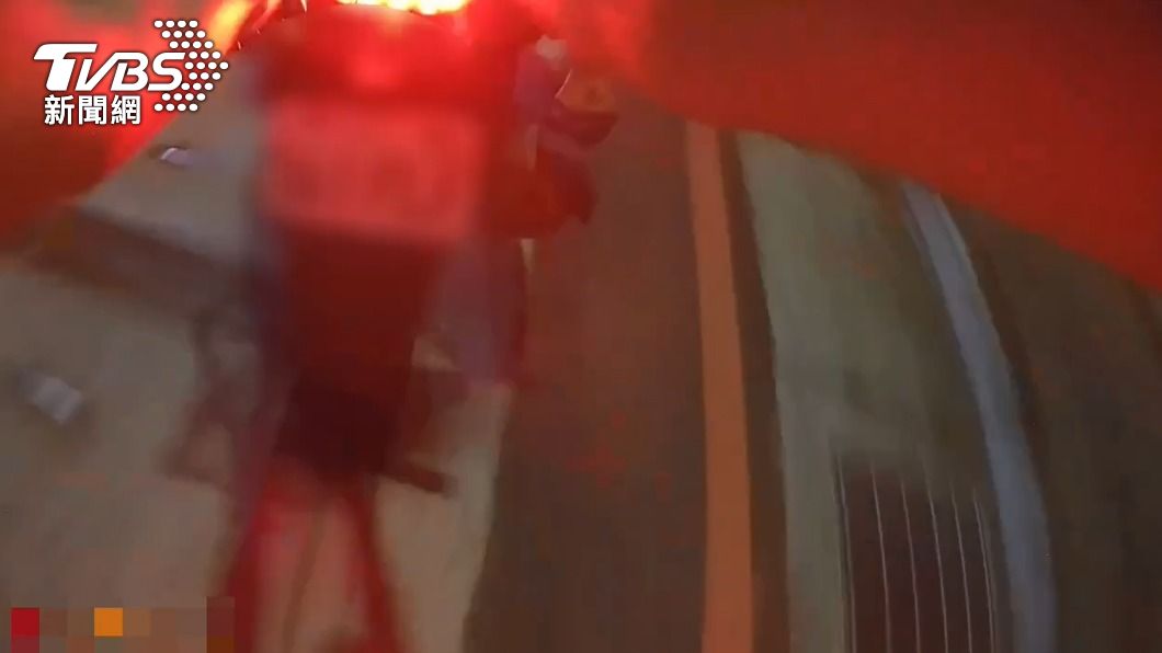 女警試圖阻止機車騎士逃跑，卻反被扯倒在地。（圖／TVBS）