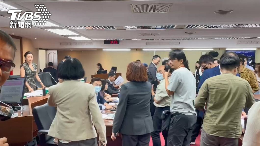質詢屏東大火「立院突傳火災警報」 立委慌亂急問:怎疏散?