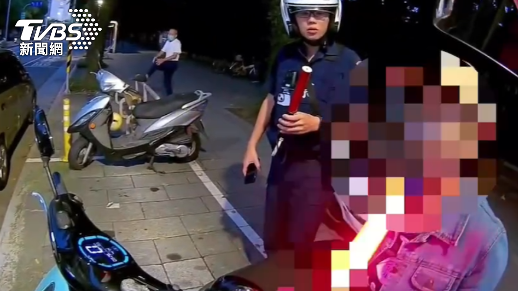 純酒雞湯惹禍!北市女騎機車上人行道被警攔 酒測超標搬兒求情