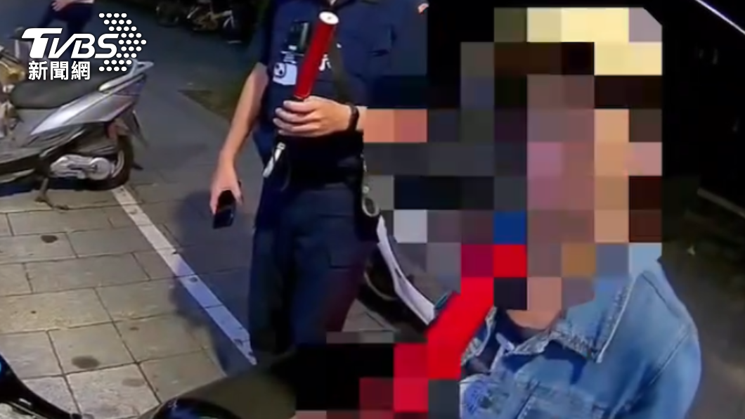 女子酒測值超標被警方逮捕。(圖/TVBS)