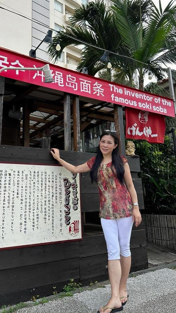 小彤很孝順,帶媽媽到沖繩旅遊。(圖/馬可孛羅公關提供)