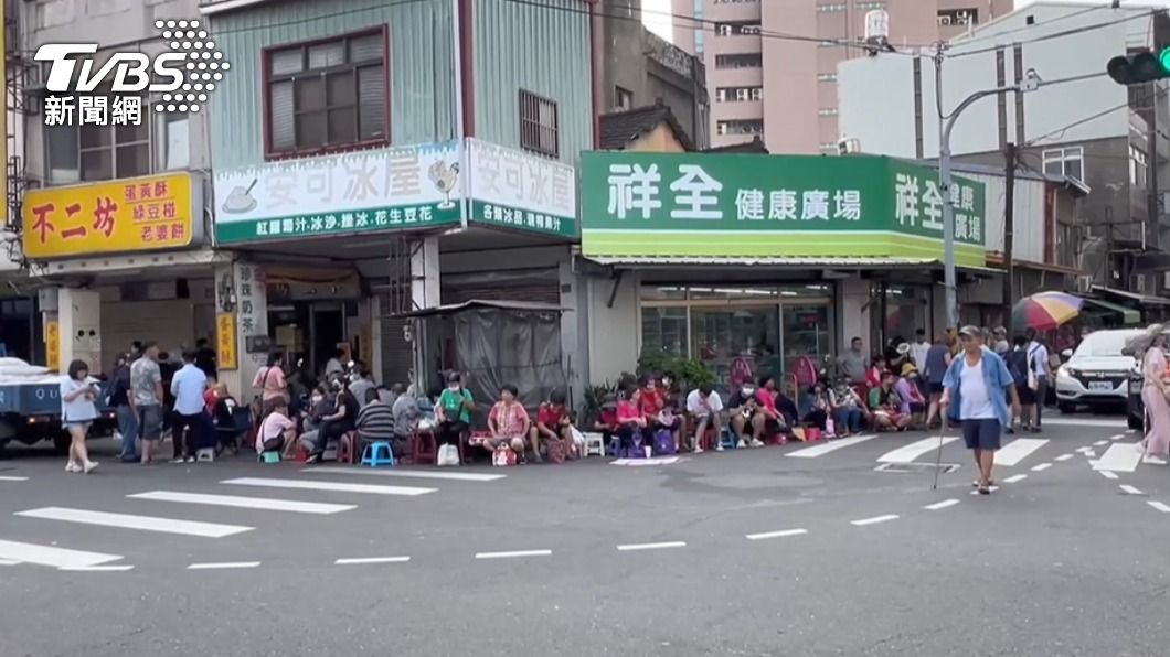 不二坊門市出現排隊人潮。(圖/TVBS)