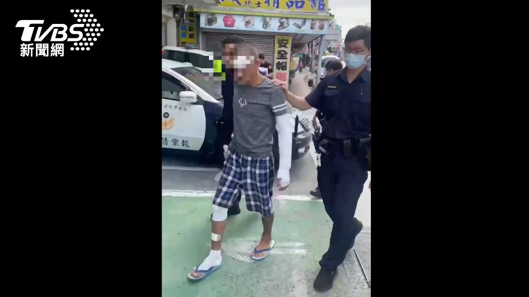 蔡嫌送醫包紮後被依法送辦。(圖/TVBS)