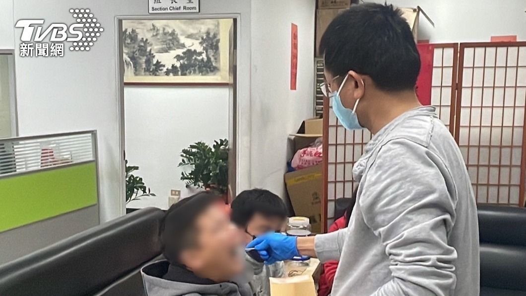 巡佐王聖傑清將2者的DNA送法醫研究所比對。（圖／TVBS）