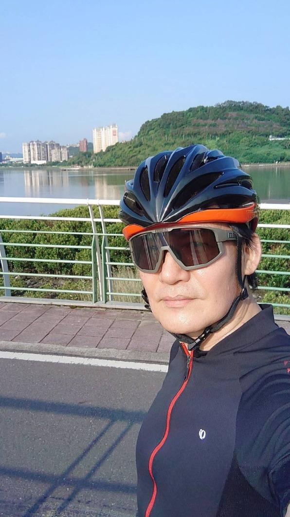 劉文正私下熱愛騎車。（圖／大愛提供）