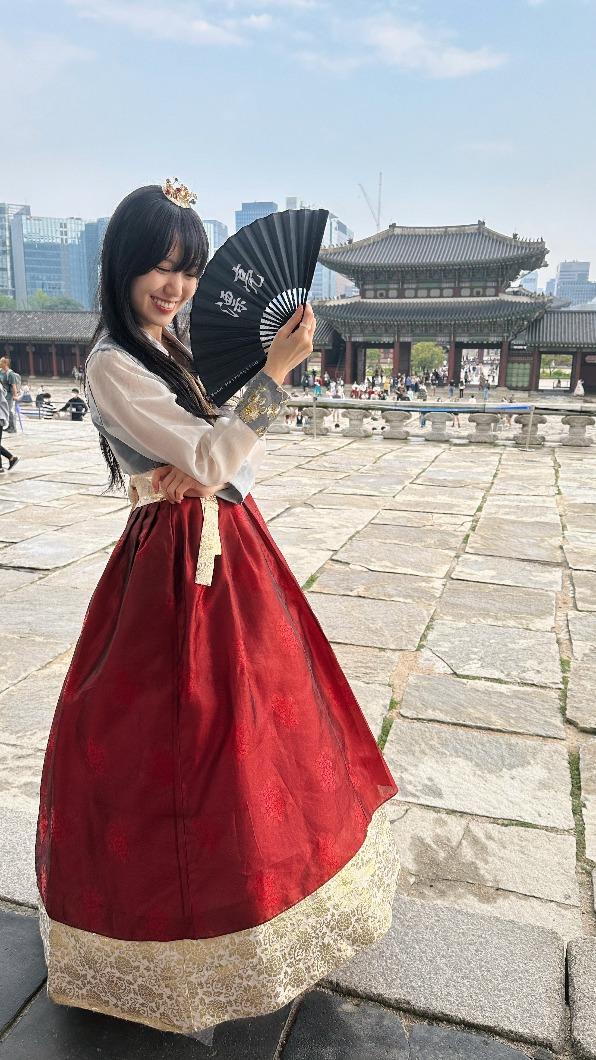 孫盛希首次在景福宮體驗穿韓服。(圖/滾石唱片提供)
