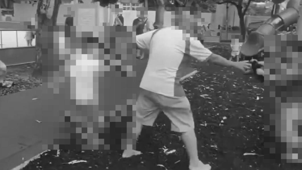 阿伯帽子被搶走。（圖／翻攝記者爆料網）