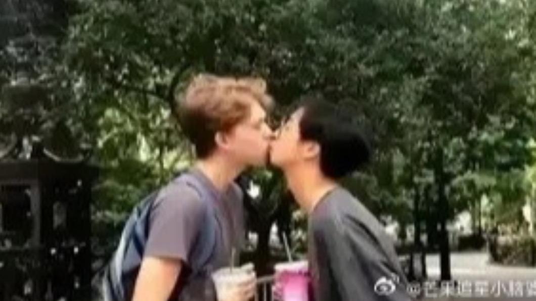照片疑似為小哈利（左）親吻金髮帥哥。（圖／翻攝自芒果追星小腦婆）