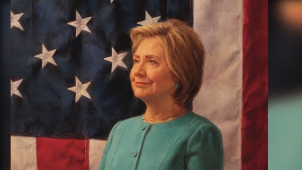 希拉蕊在為她的官方肖像揭幕時，談到北約擴張。(圖／翻攝自X@HillaryClinton)